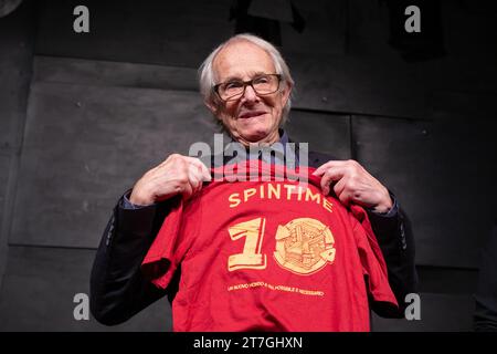 Rom, Italien. November 2023. Regisseur Ken Loach zeigt das Spin Time T-Shirt während des Treffens mit der Öffentlichkeit in Rom (Foto: Matteo Nardone/Pacific Press/SIPA USA) Credit: SIPA USA/Alamy Live News Stockfoto