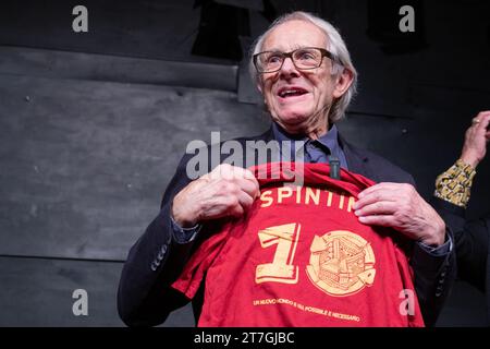 Rom, Italien. November 2023. Regisseur Ken Loach zeigt das Spin Time T-Shirt während des Treffens mit der Öffentlichkeit in Rom (Foto: Matteo Nardone/Pacific Press/SIPA USA) Credit: SIPA USA/Alamy Live News Stockfoto