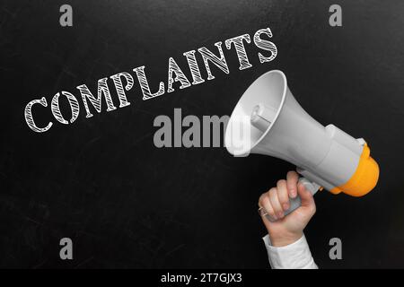 Mann, der Megaphon in der Nähe der Tafel hält, mit Wortbeschwerden, Nahaufnahme Stockfoto