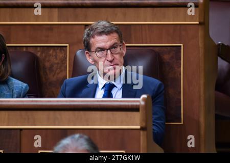 Madrid, Spanien. November 2023. Alberto Nunez Feijoo, Vorsitzender der Volkspartei, reagiert auf die Debatte über die Gründung in Madrid, Spanien, am 15. November 2023. Der Abgeordnetenkongress (Parlament) begann am Mittwoch die zweite Debatte über die Einsetzung des spanischen Vorsitzenden der Sozialistischen Arbeiterpartei (PSOE) Pedro Sanchez als nächster Premierminister des Landes nach den Parlamentswahlen vom 23. Juli Stockfoto