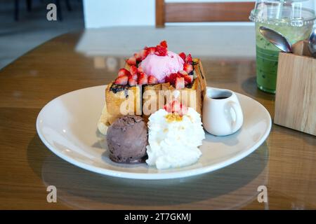 Honigtoast wurde auf dem Tisch im Coffee Shop serviert. Stockfoto