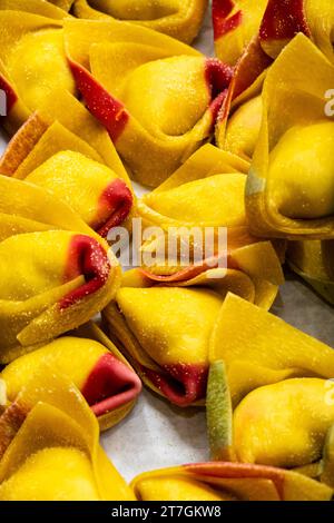 Tortelloni Bufala e Crudo – Tortelloni mit Büffelmilch-Mozzarella und roher Schinken auf dem Markt von Bologna Mercato delle Erbe Stockfoto