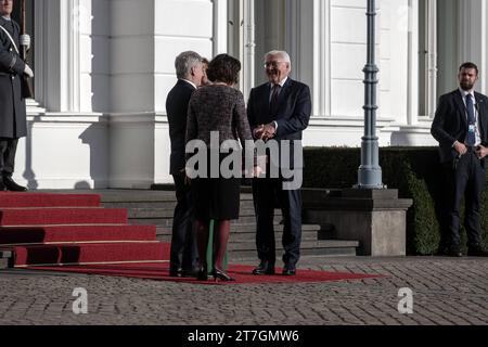 Besuch des finnischen Präsidenten Sauli Niinistö in Bonn. Bundespräsident Frank-Walter Steinmeier und Ehefrau Elke Büdenbender begrüßen den finnischen Präsidenten Sauli Niinistö und dessen Ehefrau Jenni Haukio. Sie besuchten gemeinsam mit dem deutschen Bundespräsidenten Bonn. Bonn Nordrhein-Westfalen Deutschland nur redaktioneller Gebrauch Credit: Imago/Alamy Live News Stockfoto