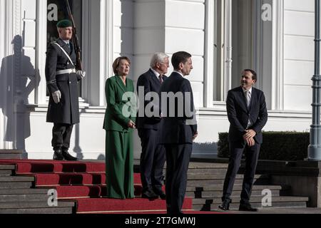 Besuch des finnischen Präsidenten Sauli Niinistö in Bonn. Bundespräsident Frank-Walter Steinmeier wartet zusammen mit seiner Ehefrau Elke Büdenbender auf die Ankunft des finnischen Präsidenten. Der finnische Präsident Sauli Niinistö besuchte gemeinsam mit dem deutschen Bundespräsidenten Frank-Walter Steinmeier Bonn. Bonn Nordrhein-Westfalen Deutschland nur redaktioneller Gebrauch Credit: Imago/Alamy Live News Stockfoto