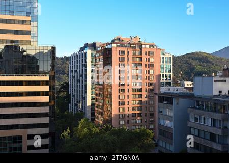 Santiago, Chile - 19. Oktober 2023, Blick auf die Gebäude in einem Stadtgebiet im Viertel Providencia Stockfoto