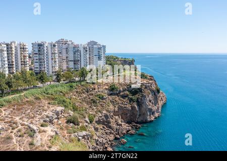 Blick auf ein urbanes Gebiet mit mehrstöckigen Gebäuden an der felsigen Küste einer Stadt in der Türkei Stockfoto