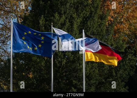 Besuch des finnischen Präsidenten Sauli Niinistö in Bonn. Auf dem Gelände der Villa Hammerschmidt wehen die Flaggen der EU, Finnlands und der Bundesrepublick Deutschland nebeneinander. Der finnische Präsident Sauli Niinistö besuchte gemeinsam mit dem deutschen Bundespräsidenten Frank-Walter Steinmeier Bonn. Bonn Nordrhein-Westfalen Deutschland nur redaktioneller Gebrauch Credit: Imago/Alamy Live News Stockfoto