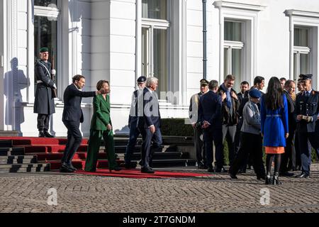 Besuch des finnischen Präsidenten Sauli Niinistö in Bonn. Bundespräsident Frank-Walter Steinmeier wartet zusammen mit seiner Ehefrau Elke Büdenbender auf die Ankunft des finnischen Präsidenten. Der finnische Präsident Sauli Niinistö besuchte gemeinsam mit dem deutschen Bundespräsidenten Frank-Walter Steinmeier Bonn. Bonn Nordrhein-Westfalen Deutschland nur redaktioneller Gebrauch Credit: Imago/Alamy Live News Stockfoto