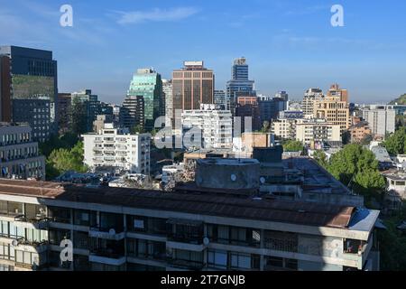 Santiago, Chile - 19. Oktober 2023, Blick auf die Gebäude in einem Stadtgebiet im Viertel Providencia Stockfoto