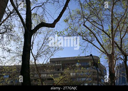 Santiago, Chile - 19. Oktober 2023, Blick auf die Gebäude in einem Stadtgebiet im Viertel Providencia Stockfoto