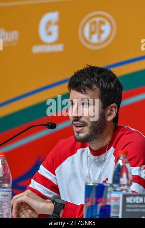 Santiago, Chile - 19. oktober 2023: Pressekonferenz mit dem kolumbianischen Sänger Sebastian Yatra, der die Hauptshow bei der Eröffnung der Pan-Ameri aufführt Stockfoto