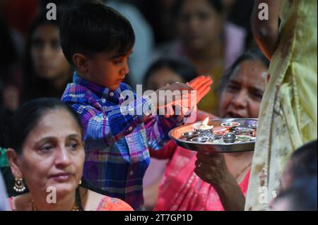 Scranton, Pennsylvania, USA. November 2023. Einem Jungen wird während einer Diwali-Feier beigebracht, was er tun muss. Diwali wird in Scranton am Shree Swaminarayan Hindu Temple gefeiert. Diwali ist das hinduistische Neujahr und feiert Licht über Dunkelheit. (Credit Image: © Aimee Dilger/SOPA Images via ZUMA Press Wire) NUR REDAKTIONELLE VERWENDUNG! Nicht für kommerzielle ZWECKE! Stockfoto