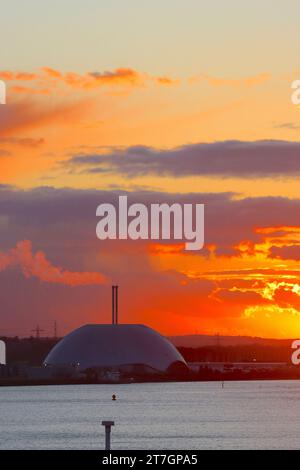 Feuerfrischer Sonnenuntergang nach winterlichen Schauern über dem River Test und der Marchwood-Verbrennungsanlage in Southampton, Hampshire, März 2022. Stockfoto