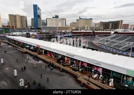 Las Vegas, USA. November 2023. Fahrerlager-Atmosphäre. Formel-1-Weltmeisterschaft, Rd 22, Las Vegas Grand Prix, Mittwoch, 15. November 2023. Las Vegas Strip Circuit, Las Vegas, Nevada, USA. Quelle: James Moy/Alamy Live News Stockfoto