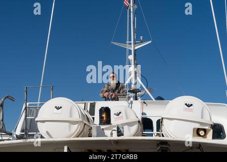 Captain der Fähre zwischen Bronx City Island und Hart Island Phil Tobin, der während der Pressevorschau der öffentlichen Touren auf der Insel, die von den Rangern des NYC Parks Department in New York am 15. November 2023 durchgeführt wurden, gesehen wurde Stockfoto