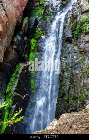 Wasserfall zwischen moosigen Felsen in der Region Serra do Cipo im Bundesstaat Minas Gerais, Brasilien Stockfoto