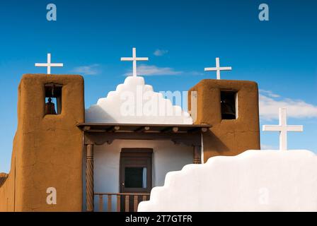 San Geronimo Kapelle, Kreuz, Kirche, Religion, glaube, Christentum, adobe-Stil, Blue Sky, Taos, New Mexico, USA Stockfoto