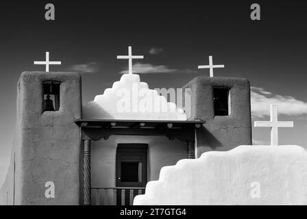 San Geronimo Kapelle, Kreuz, Kirche, Religion, glaube, Christentum, adobe-Stil, Blue Sky, Taos, New Mexico, USA Stockfoto