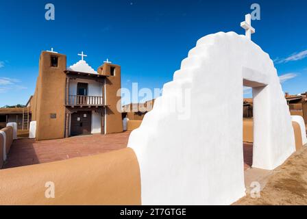 San Geronimo Kapelle, Kreuz, Kirche, Religion, glaube, Christentum, adobe-Stil, Blue Sky, Taos, New Mexico, USA Stockfoto