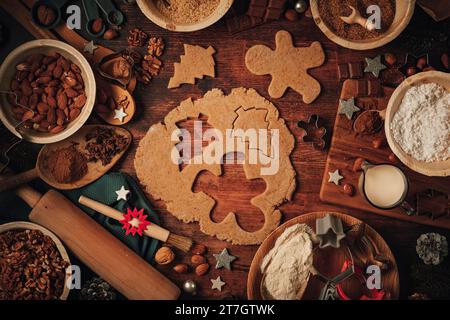 Ausgerollter Teig, Ausschneiden von Weihnachtsgebäck, Backzutaten, Weihnachtsdekoration, Mehl, Zucker, Mandeln, Nüsse, Zimt, Keksschneider Stockfoto
