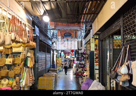 Eine der vielen Einkaufsstraßen in Chatuchak Weekend Market, in Bangkok, Thailand Stockfoto