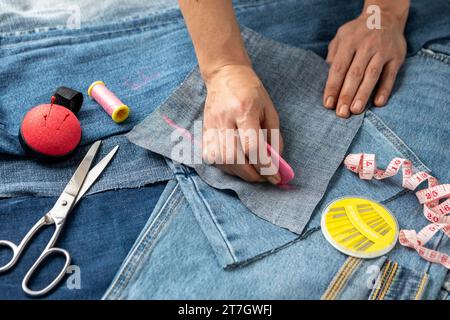 Nahaufnahme eines Jeansstücks mit Handzeichnung Stockfoto