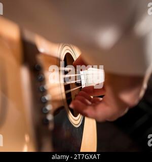 Extrem Nahaufnahme Mann, der Gitarre spielt Stockfoto