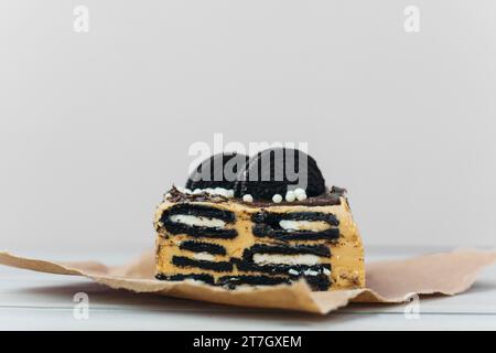 Frisches Keksgebäck, braunes Papier Stockfoto