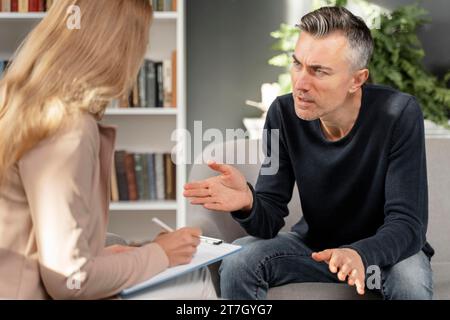 Mid Shot Mann sprechende Frau Therapeutin Stockfoto