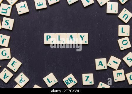 Spiel Scrabble Buchstaben schwarzen Hintergrund Stockfoto