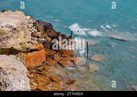 I Fanghi di Vulcano, Lavagestein, Detail, grünes Wasser, rotbraune Lavagesteine, Vulcano, Äolische Inseln, Sizilien, Italien Stockfoto