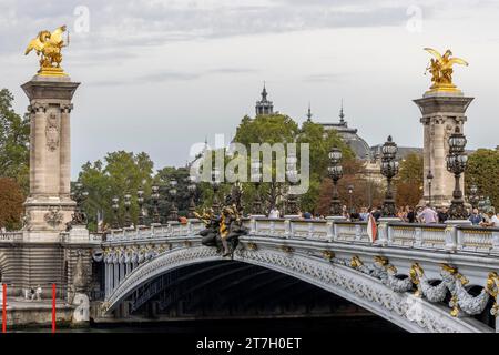 Pont Alexandre III ist eine Brücke im neobarocken Stil in Paris, Ile-de-France, Frankreich Stockfoto