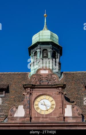 Dach des Neuen Rathauses mit Uhr und kleinem Turm im Hintergrund, Rathausplatz, Altstadt, Freiburg im Breisgau Stockfoto