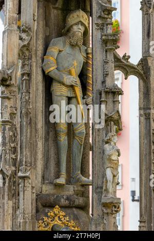 Detail mit dem Porträt der Prinzskulptur auf der gotischen Brunnensäule des Marktbrunnens auf dem Marktplatz, vor dem St. Martin's Stockfoto