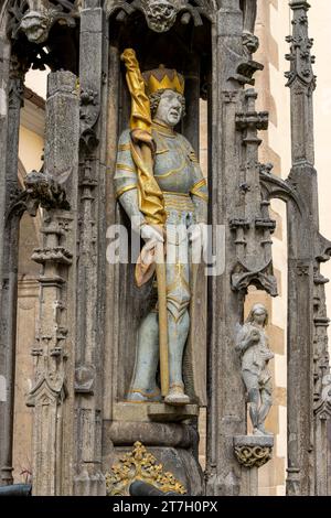 Detail mit dem Porträt der Prinzskulptur auf der gotischen Brunnensäule des Marktbrunnens auf dem Marktplatz, vor dem St. Martin's Stockfoto