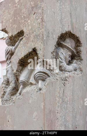 Detail mit einer geschnitzten Steinfigur auf einer Steinsäule aus dem Denkmal jüdisches Leben in Rottenburg des Künstlers Ralf Ehmann Eskefen, Altstadt Stockfoto