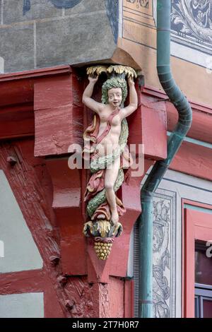 Detail der Ecke des historischen Rathauses Tübingens mit einer geschnitzten Frauenfigur, Marktplatz, Altstadt, Tübingen, Baden-Württemberg Stockfoto