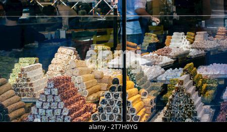Orientalische Süßigkeiten, türkische Köstlichkeiten. Auswahl an leckeren türkischen Köstlichkeiten Stockfoto