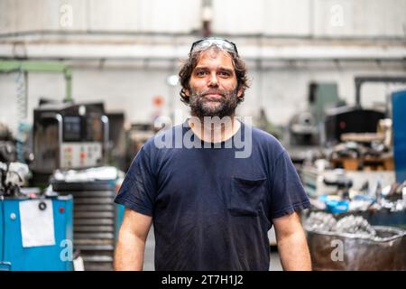 Porträt eines Metallfabrikarbeiters im Bereich der numerischen Steuerung Stockfoto