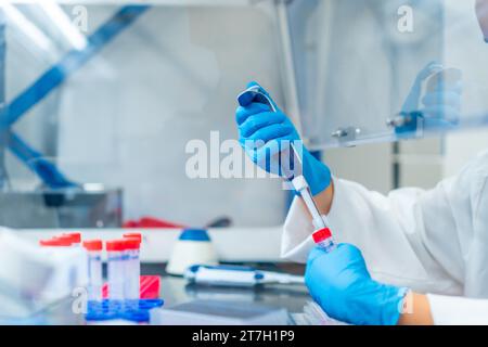 Nahaufnahme eines nicht erkennbaren Wissenschaftlers, der ein Reagenzglas in einem Labor mit Pipette herstellt Stockfoto