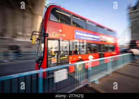 Bild: Roter Doppeldeckerbus fährt über die Tower Bridge in London, Großbritannien Stockfoto