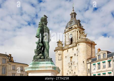 Statue von Victor Guy Duperre vor dem mittelalterlichen Glockenturm in La Rochelle, Porte de la Grosse Horloge, Departement Charente-Maritime, Frankreich Stockfoto