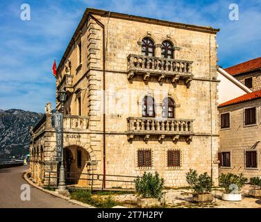 Bujovic Palace aus dem 17. Jahrhundert, heute ein Museum, ehemaliges Seefahrerzentrum Perast mit seinen prächtigen Gebäuden und zwei Inseln vor der Küste Stockfoto