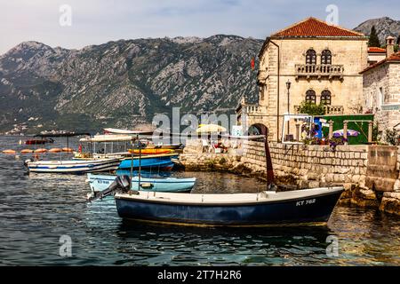 Bujovic Palace aus dem 17. Jahrhundert, heute ein Museum, ehemaliges Seefahrerzentrum Perast mit seinen prächtigen Gebäuden und zwei Inseln vor der Küste Stockfoto