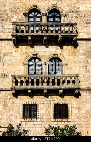 Bujovic Palace aus dem 17. Jahrhundert, heute ein Museum, ehemaliges Seefahrerzentrum Perast mit seinen prächtigen Gebäuden und zwei Inseln vor der Küste Stockfoto