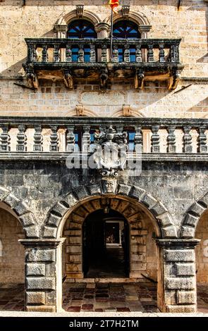 Bujovic Palace aus dem 17. Jahrhundert, heute ein Museum, ehemaliges Seefahrerzentrum Perast mit seinen prächtigen Gebäuden und zwei Inseln vor der Küste Stockfoto