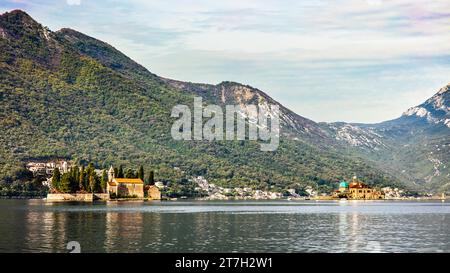 Das ehemalige Seefahrtzentrum von Perast mit den beiden wunderschönen vorgelagerten Inseln Sveti Dorde, St.. George, und Gospa od Skrpjela, St. Mary, in der Bucht Stockfoto