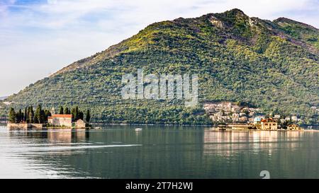 Das ehemalige Seefahrtzentrum von Perast mit den beiden wunderschönen vorgelagerten Inseln Sveti Dorde, St.. George, und Gospa od Skrpjela, St. Mary, in der Bucht Stockfoto