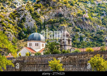 Festungsmauer mit St. Nikolaus Kirche, mittelalterliche Stadt Kotor mit verwinkelten Gassen, reich an historischen Sehenswürdigkeiten, Montenegro, Kotor, Montenegro Stockfoto