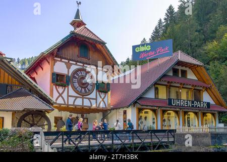 Die größte Kuckucksuhr der Welt mit einer originalen Nachbildung einer Kuckucksuhr, Triberg im Schwarzwald, Baden-Württemberg, Deutschland Stockfoto